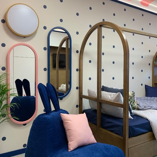 Idee per una cameretta per bambini da 4 a 10 anni boho chic di medie dimensioni con pareti beige, moquette e pavimento grigio