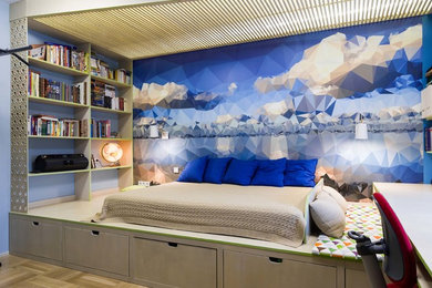 Imagen de dormitorio infantil de 4 a 10 años actual de tamaño medio con suelo de madera en tonos medios y paredes multicolor