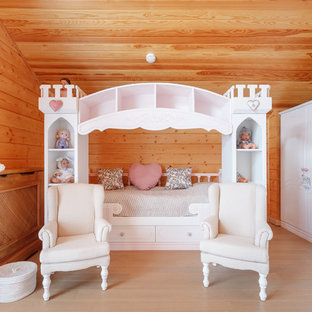 Foto di una grande cameretta per bambini da 4 a 10 anni con pareti beige, pavimento in laminato e pavimento beige