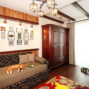 Foto di una cameretta per bambini da 4 a 10 anni country di medie dimensioni con pareti beige, parquet scuro e pavimento marrone