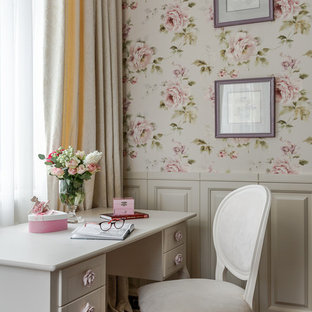 Foto di una cameretta per bambini classica con pareti rosa, parquet scuro e pavimento marrone