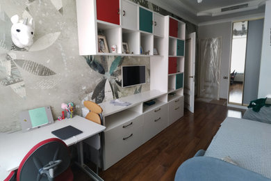Foto de dormitorio infantil actual de tamaño medio con suelo de madera en tonos medios, bandeja y papel pintado