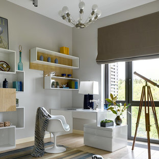 Idee per una cameretta per bambini minimal con pareti grigie, parquet chiaro e pavimento beige
