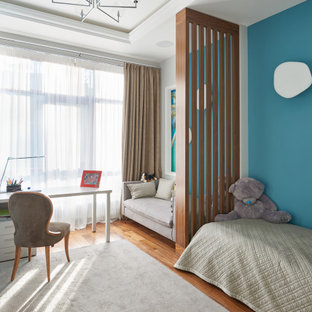 Idee per una cameretta per bambini minimal con pareti blu, pavimento in legno massello medio, pavimento marrone e soffitto ribassato