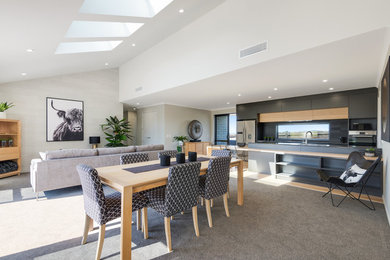 Esempio di una sala da pranzo aperta verso il soggiorno stile marino con pareti grigie, moquette e pavimento grigio