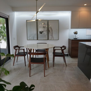 Foto di una sala da pranzo moderna con pavimento in gres porcellanato e pavimento grigio