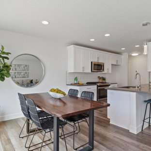 Foto de comedor de estilo americano, pequeño, con paredes blancas, suelo laminado y suelo gris