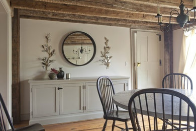 Ejemplo de comedor de estilo de casa de campo grande cerrado sin chimenea con paredes blancas y suelo de madera clara