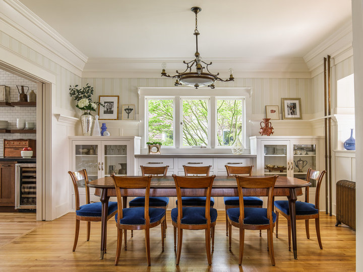 Traditional Dining Room - Dining Room