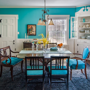 Esempio di una sala da pranzo boho chic chiusa e di medie dimensioni con pareti blu e parquet scuro