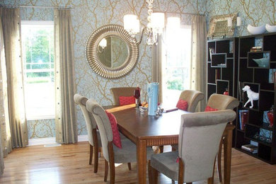 Foto di una sala da pranzo classica con pareti blu e parquet chiaro