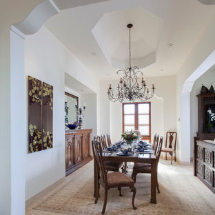 Foto di una sala da pranzo mediterranea di medie dimensioni con pareti bianche, pavimento in travertino e nessun camino