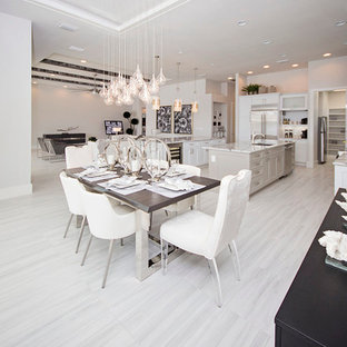 Idee per una grande sala da pranzo aperta verso la cucina moderna con pareti bianche e pavimento in marmo