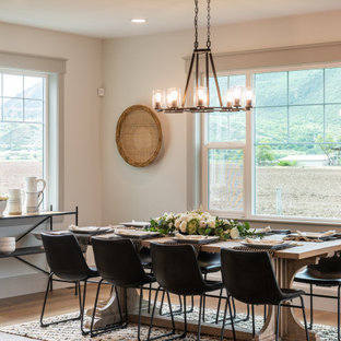 Diseño de comedor de estilo americano, grande, abierto, sin chimenea, con paredes beige, suelo marrón y suelo de madera en tonos medios