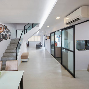 Immagine di una sala da pranzo aperta verso il soggiorno contemporanea di medie dimensioni con pareti bianche e pavimento in compensato