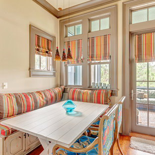 Kolonialstil Esszimmer mit beiger Wandfarbe und braunem Holzboden in Miami