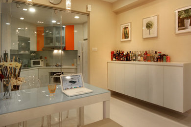 Imagen de comedor de cocina moderno pequeño sin chimenea con paredes beige y suelo de baldosas de porcelana