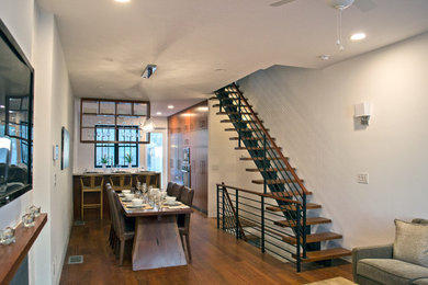На фото: гостиная-столовая среднего размера в стиле модернизм с белыми стенами и паркетным полом среднего тона