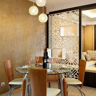 Esempio di una sala da pranzo boho chic con pareti marroni