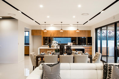 Foto di una sala da pranzo aperta verso il soggiorno moderna di medie dimensioni con pareti bianche, pavimento con piastrelle in ceramica e pavimento beige