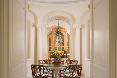 Example of a dining room design in Miami