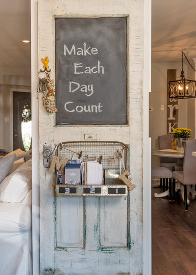 Shabby-chic Style Dining Room by Hardcore Renos