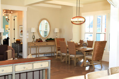 Foto de comedor de cocina clásico renovado de tamaño medio con paredes beige y suelo de madera en tonos medios