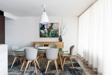 На фото: гостиная-столовая среднего размера в современном стиле с белыми стенами, коричневым полом и полом из травертина