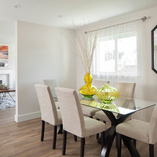 Foto de comedor de cocina de estilo americano, de tamaño medio, con paredes blancas, suelo laminado y suelo blanco