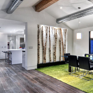 Esempio di una grande sala da pranzo moderna chiusa con pareti bianche, pavimento in bambù e pavimento marrone
