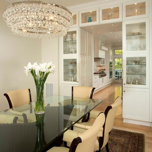 Foto di una grande sala da pranzo classica chiusa con pareti bianche, parquet chiaro e pavimento beige