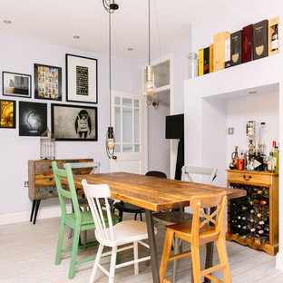 Imagen de comedor industrial, grande, con paredes blancas, suelo vinílico y suelo blanco