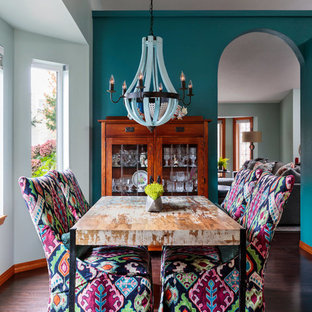 Immagine di una sala da pranzo boho chic chiusa e di medie dimensioni con pareti blu, parquet scuro, pavimento marrone e nessun camino