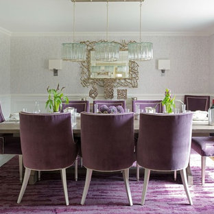 Foto di una sala da pranzo classica chiusa e di medie dimensioni con pareti grigie, pavimento in legno massello medio, nessun camino e pavimento viola