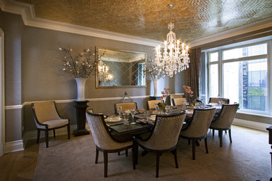 Ispirazione per una sala da pranzo classica con pareti grigie, parquet scuro e pavimento beige