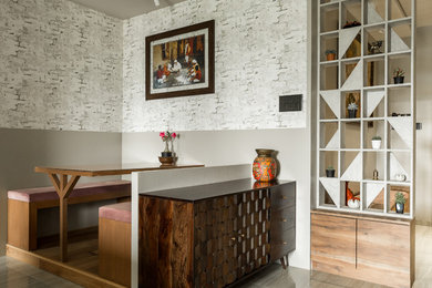 Réalisation d'une salle à manger design de taille moyenne avec un mur multicolore, un sol en carrelage de céramique et un sol beige.