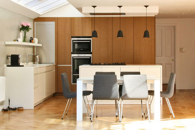 Стильный дизайн: кухня-столовая в современном стиле с серыми стенами и паркетным полом среднего тона без камина - последний тренд