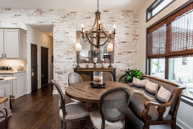 Mittelgroße Klassische Wohnküche ohne Kamin mit beiger Wandfarbe, braunem Holzboden und braunem Boden in Atlanta