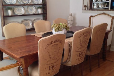 Foto de comedor romántico grande cerrado sin chimenea con paredes beige y suelo de madera en tonos medios