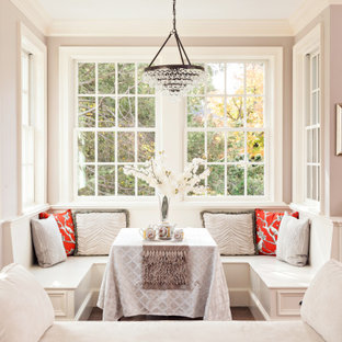 Exemple d'une salle à manger chic avec une banquette d'angle, un mur gris, un sol en bois foncé et un sol marron.