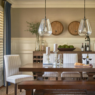 Idee per una sala da pranzo country chiusa e di medie dimensioni con pareti beige, parquet scuro e nessun camino