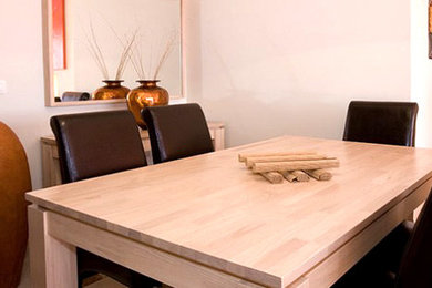 This is an example of a contemporary dining room in Malaga.