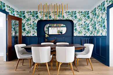 Cette image montre une salle à manger traditionnelle fermée et de taille moyenne avec un mur bleu, un sol en bois brun, aucune cheminée et un sol marron.