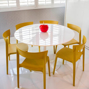 Idee per una sala da pranzo aperta verso la cucina moderna di medie dimensioni con pareti grigie e pavimento in gres porcellanato