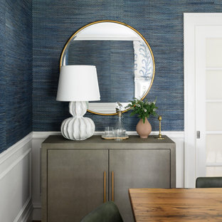 Idee per una sala da pranzo tradizionale chiusa con pareti blu e carta da parati