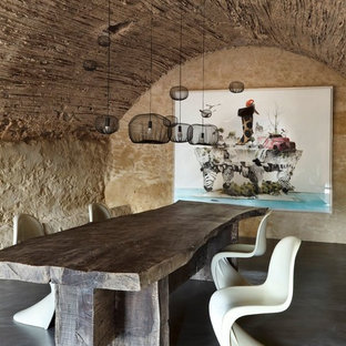 Diseño de comedor ecléctico, sin chimenea, con paredes beige, suelo de cemento y suelo gris