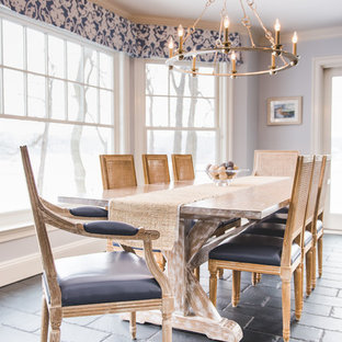 Bild på ett mellanstort lantligt kök med matplats, med blå väggar, svart golv och klinkergolv i keramik