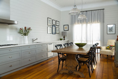 Foto di una sala da pranzo chic