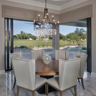 Immagine di una grande sala da pranzo aperta verso la cucina mediterranea con pareti beige e pavimento beige