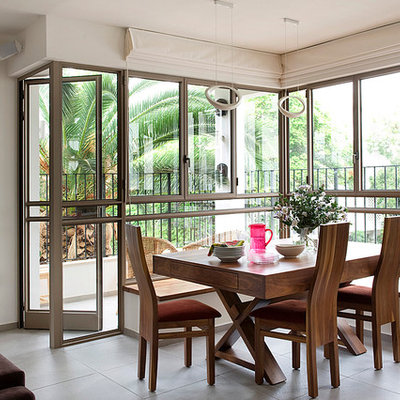 Inspiration for a contemporary dining room remodel in Tel Aviv with white walls